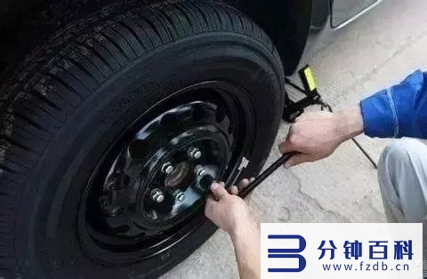 汽车轮胎螺丝卸不下来怎么办？